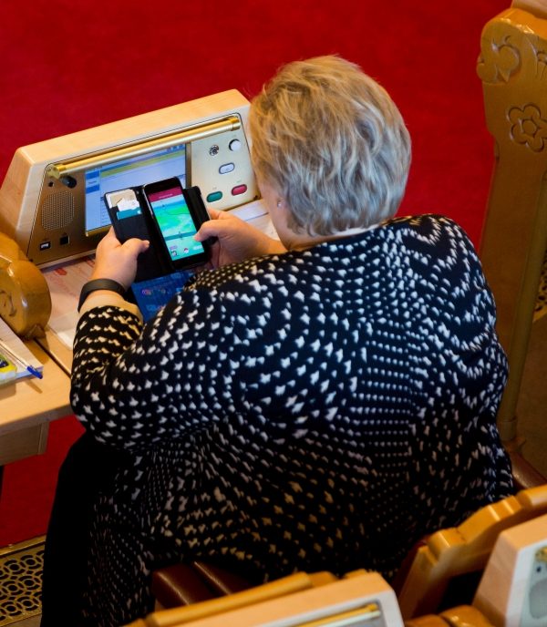 Norway's PM caught playing Pokémon Go in parliament 1