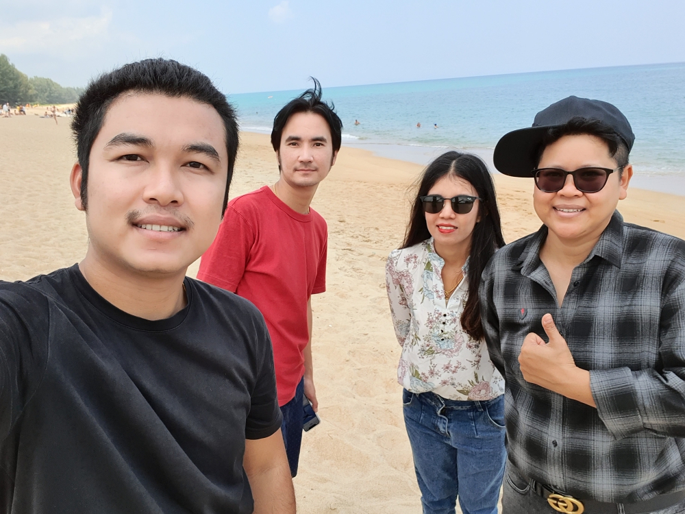 Samsung Galaxy S10 and S10+ Review Group Selfie