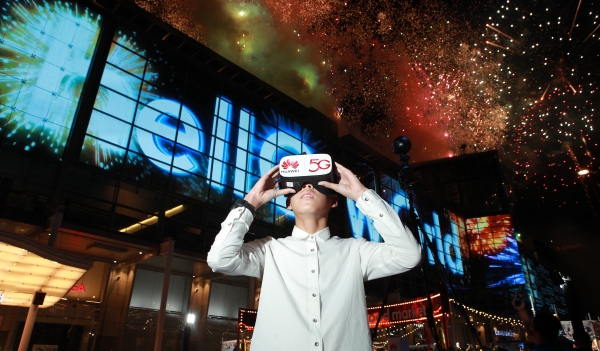 HUAWEI joins Central World to deliver the power of 5G + Cloud to participate in a new normal countdown live broadcast.