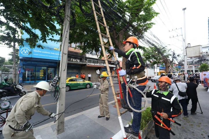 AIS cooperates with NBTC, BMA, Electricity Authority and Royal Thai Police. Organize communication lines